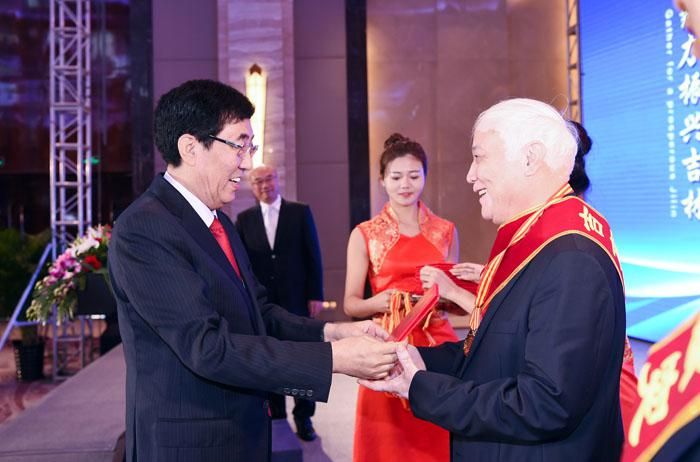 1、第二屆全球吉商大會上，省委書記巴音朝魯為獲得“吉商突出貢獻(xiàn)人物”獎的曹和平董事長頒獎.jpg